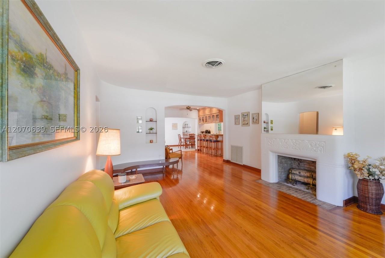 3031 Sw 2nd Ave - Photo 3 of 40