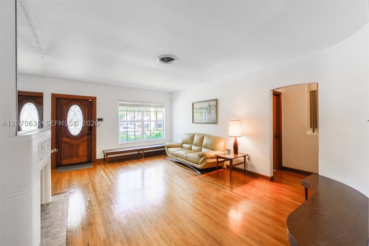 3031 Sw 2nd Ave - Photo 4 of 40
