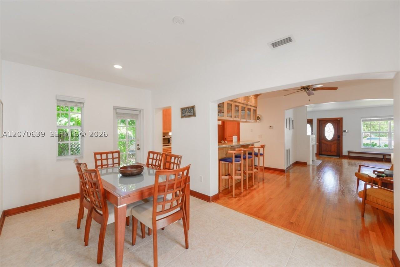 3031 Sw 2nd Ave - Photo 7 of 40