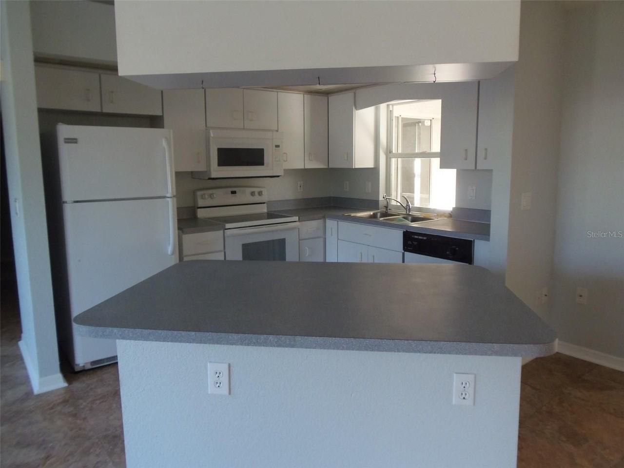 2420 Dumont Ln - Photo 5 of 21