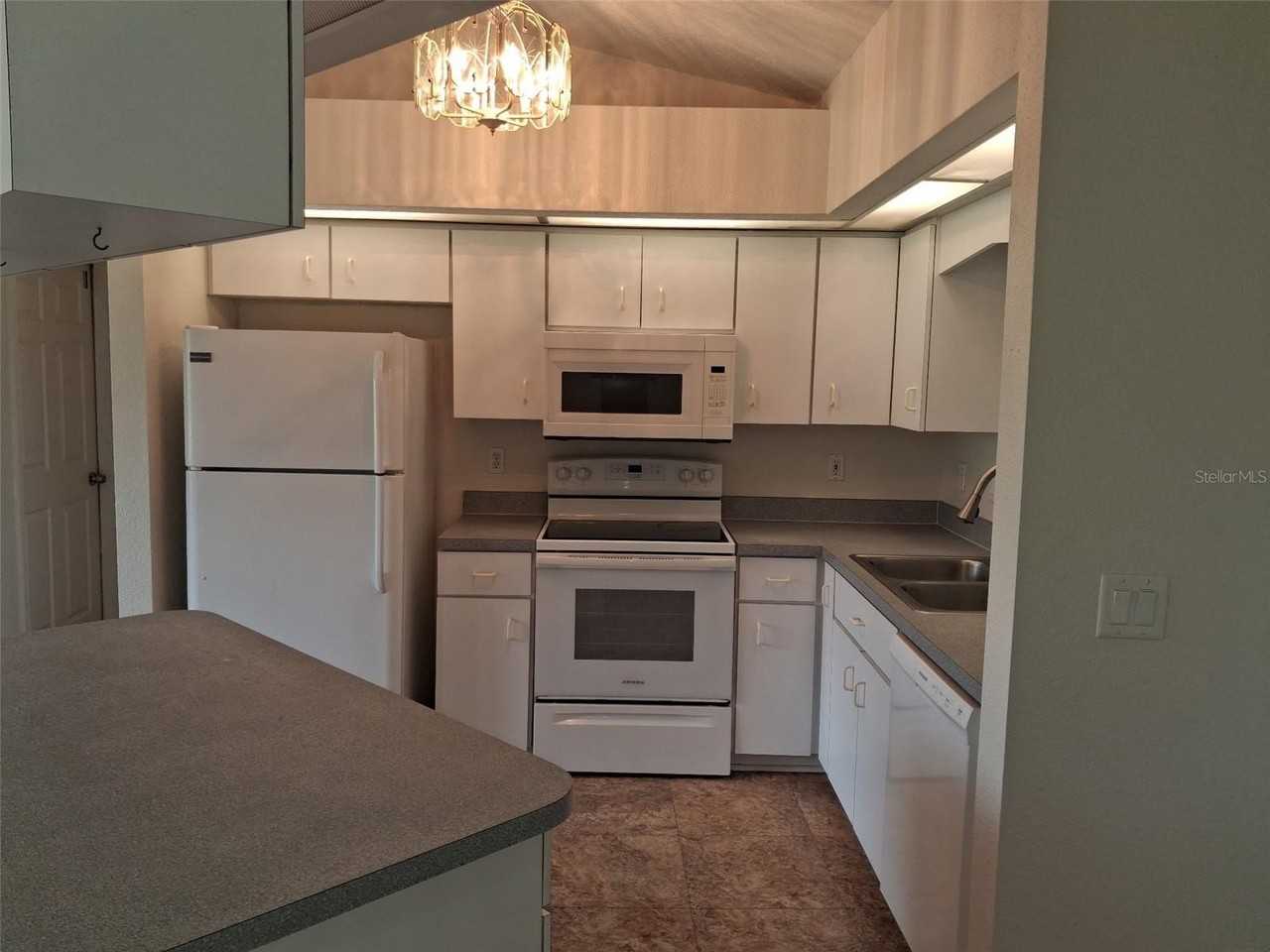 2420 Dumont Ln - Photo 6 of 21