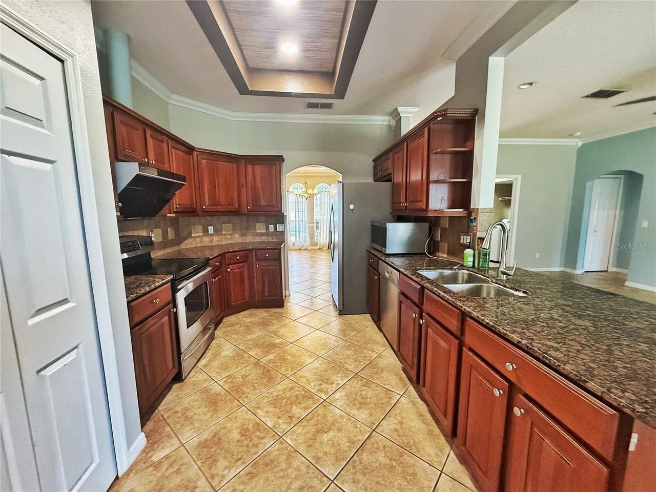 2222 Caxton Ave - Photo 4 of 36