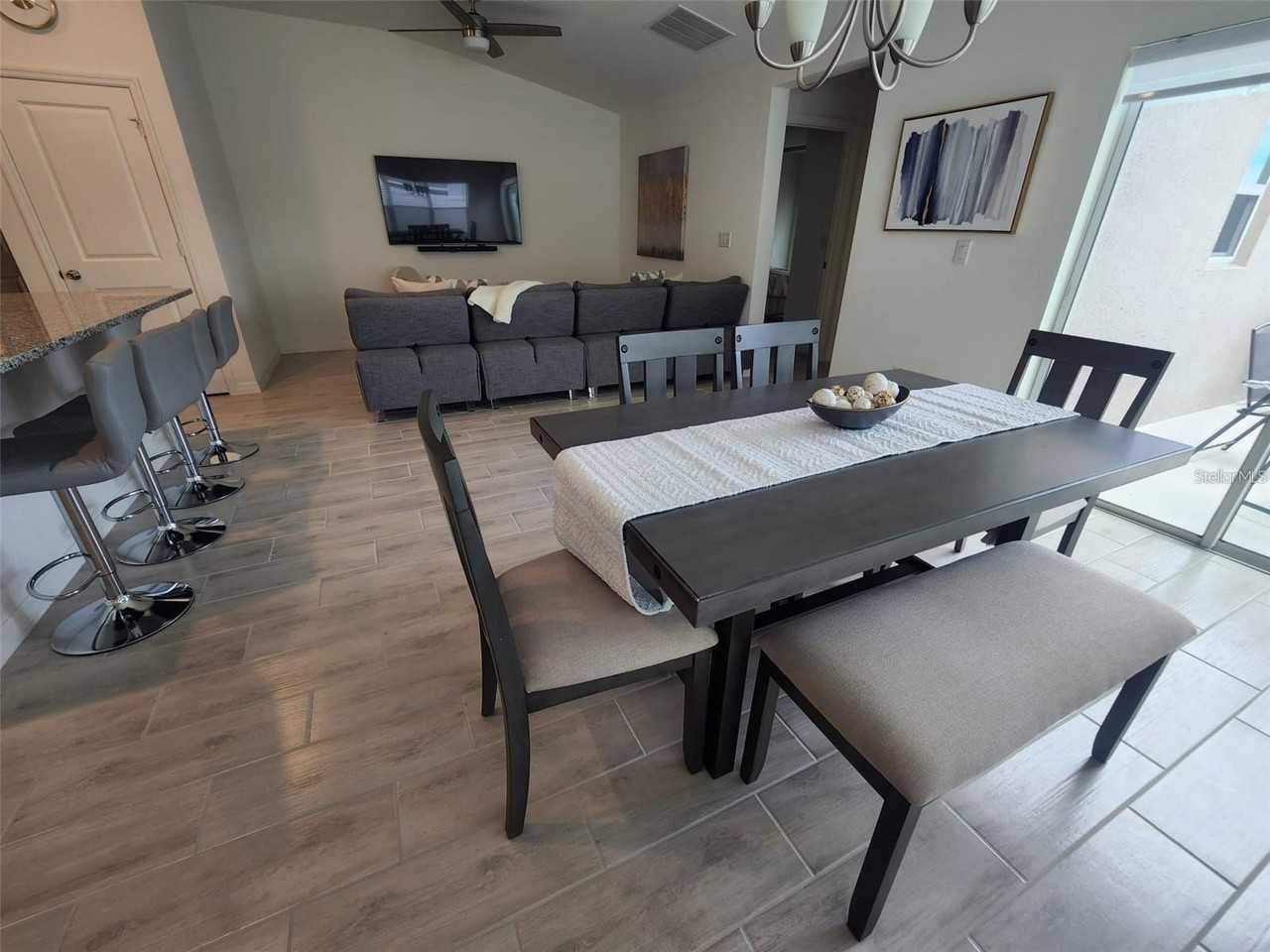 1055 Papaya Cir - Photo 2 of 22