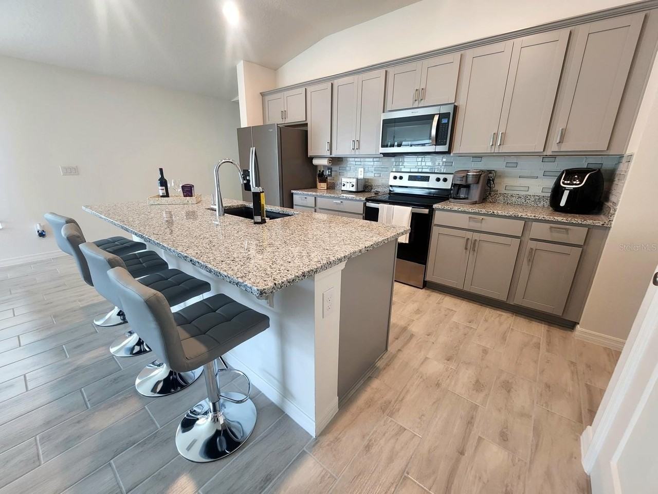 1055 Papaya Cir - Photo 3 of 22