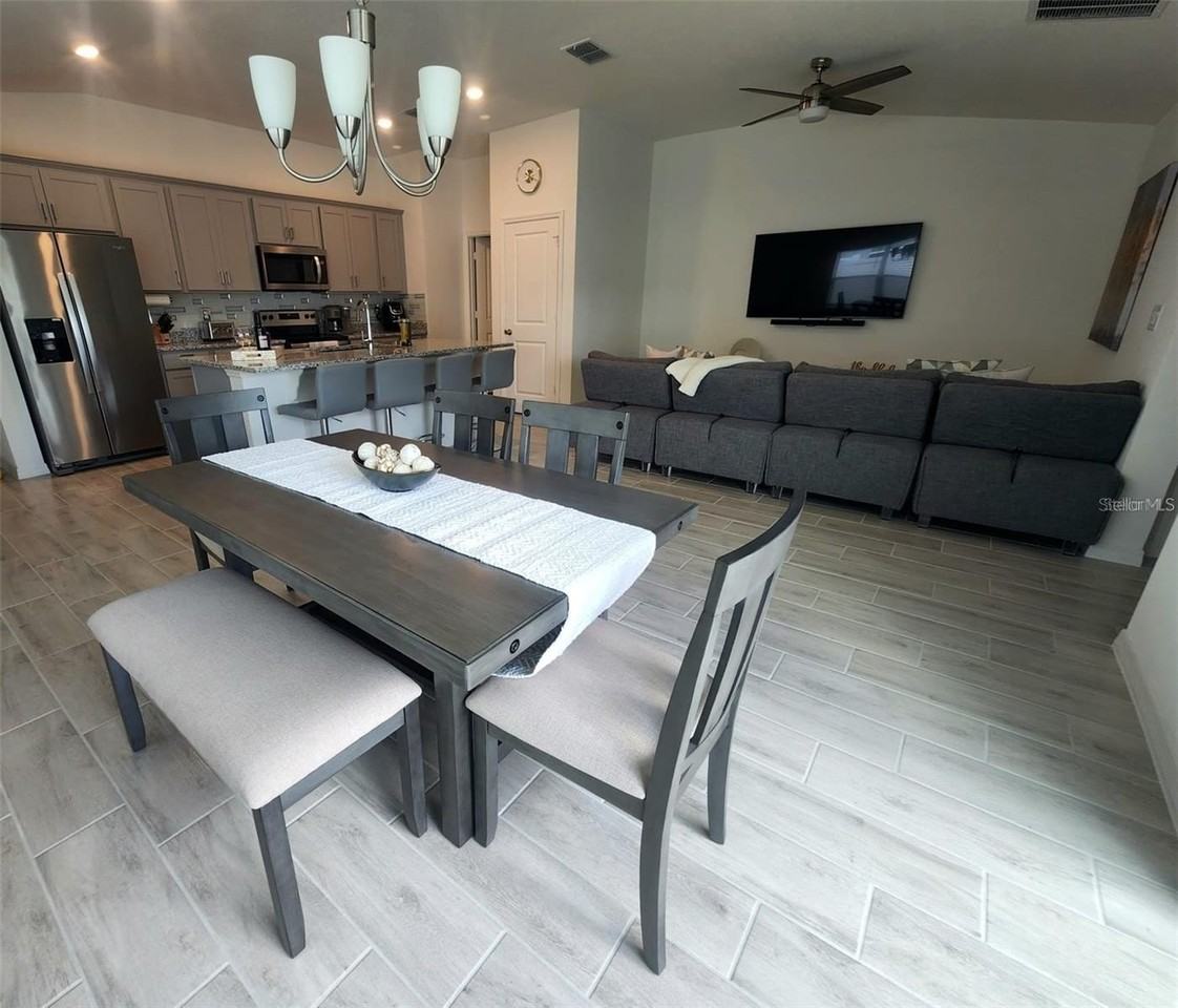 1055 Papaya Cir - Photo 4 of 22