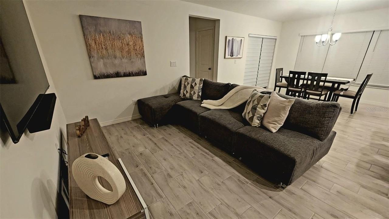 1055 Papaya Cir - Photo 5 of 22