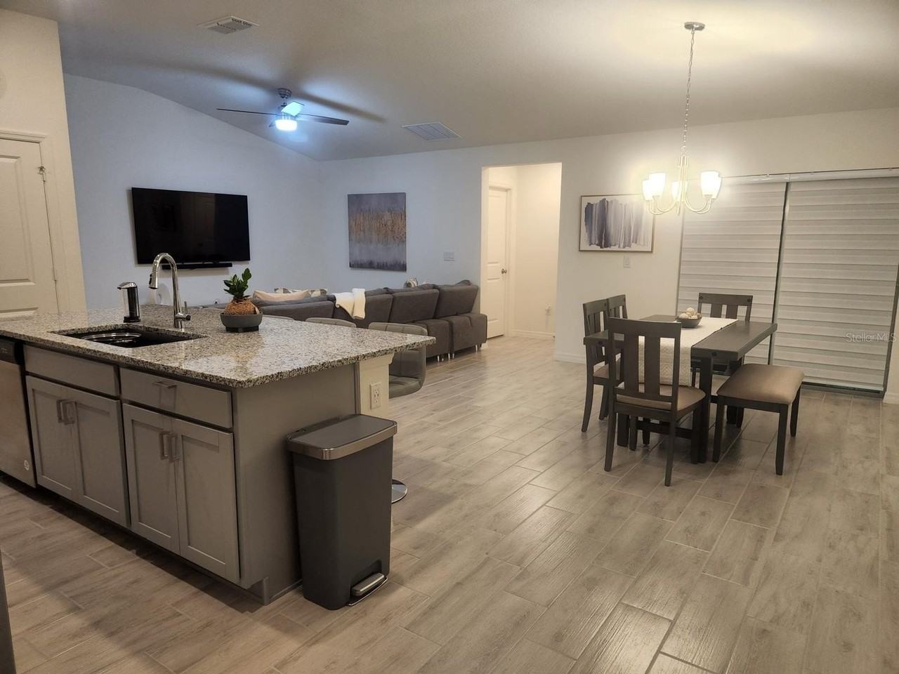 1055 Papaya Cir - Photo 7 of 22