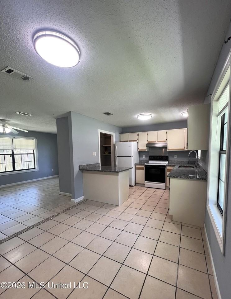 122 Via Don Ray Rd Apt C - Photo 3 of 14