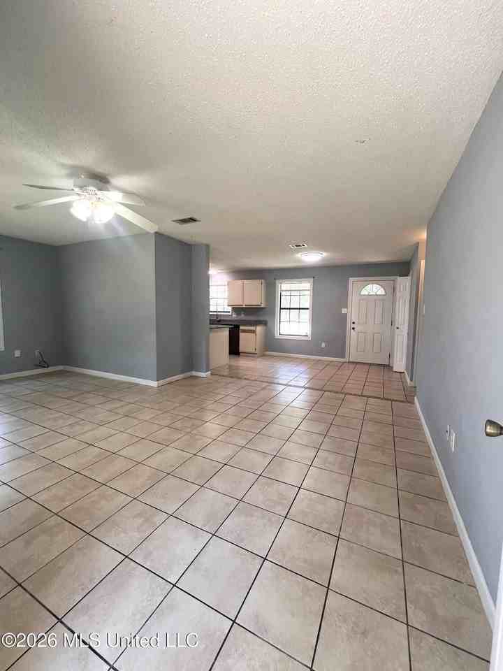 122 Via Don Ray Rd Apt C - Photo 4 of 14