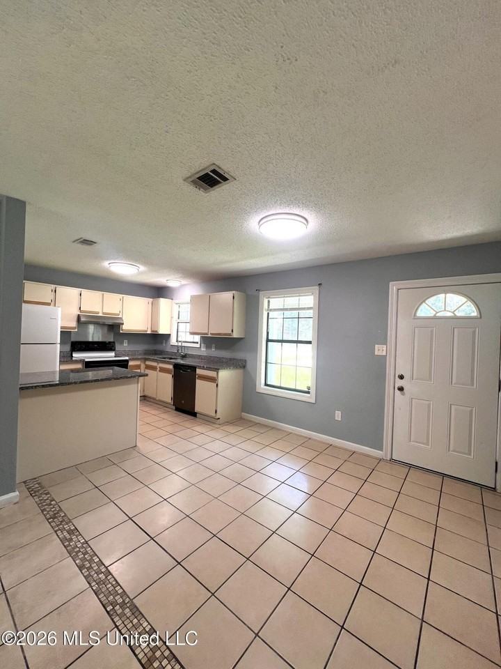 122 Via Don Ray Rd Apt C - Photo 5 of 14