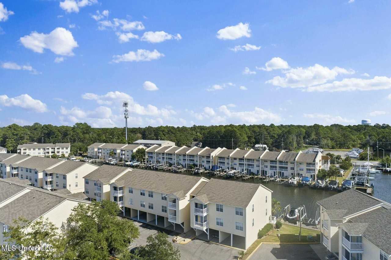 2421 Beachview Dr Apt H15 - Photo 2 of 30