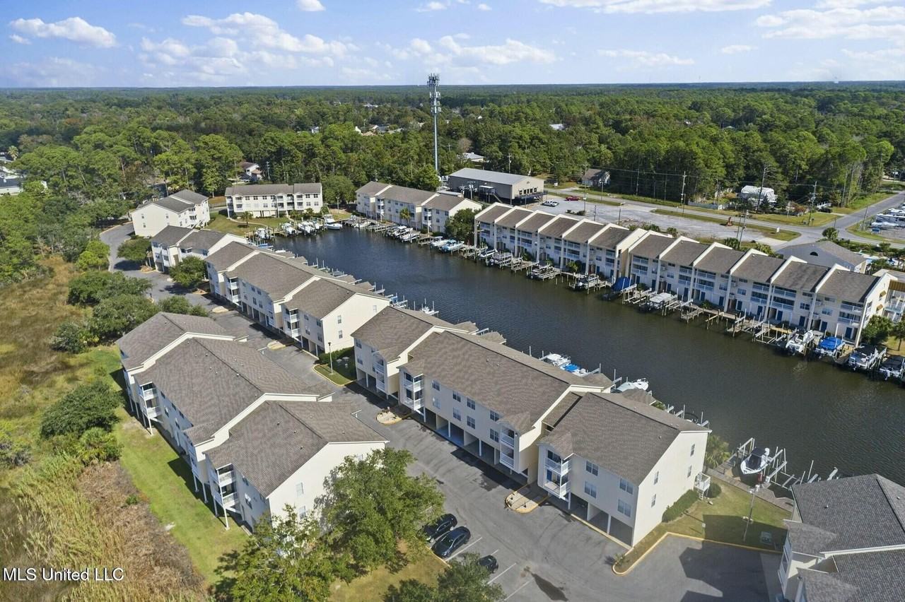 2421 Beachview Dr Apt H15 - Photo 4 of 30