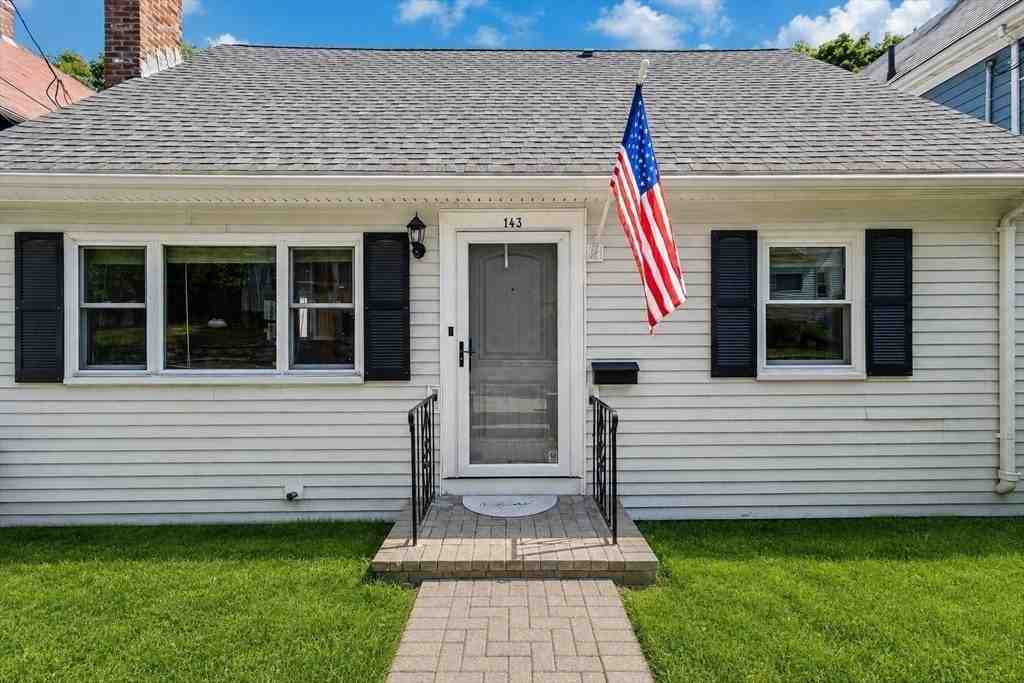 143 Perham St - Photo 5 of 39