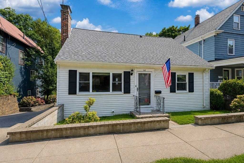 143 Perham St - Photo 6 of 39