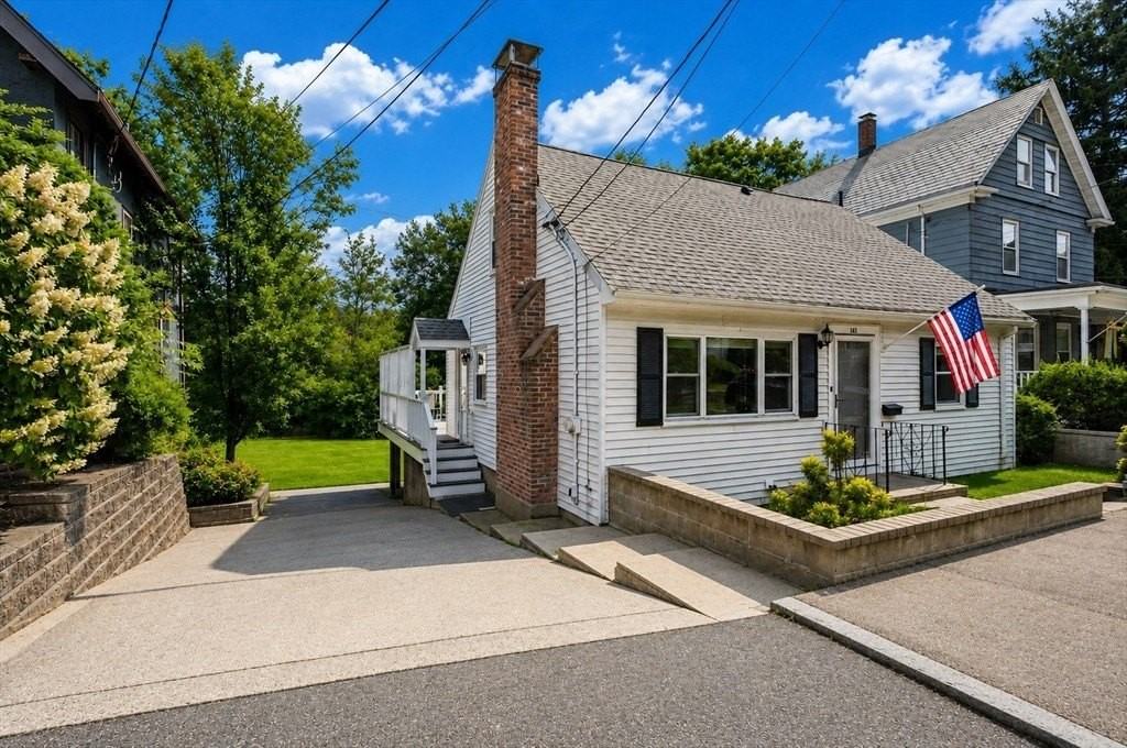 143 Perham St - Photo 7 of 39
