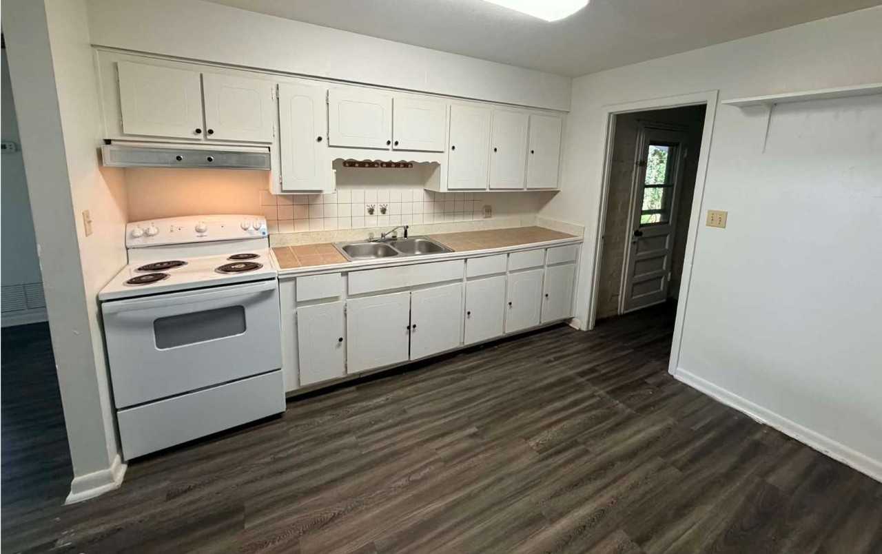 1094 Sw Mcfarlane Ave - Photo 3 of 5