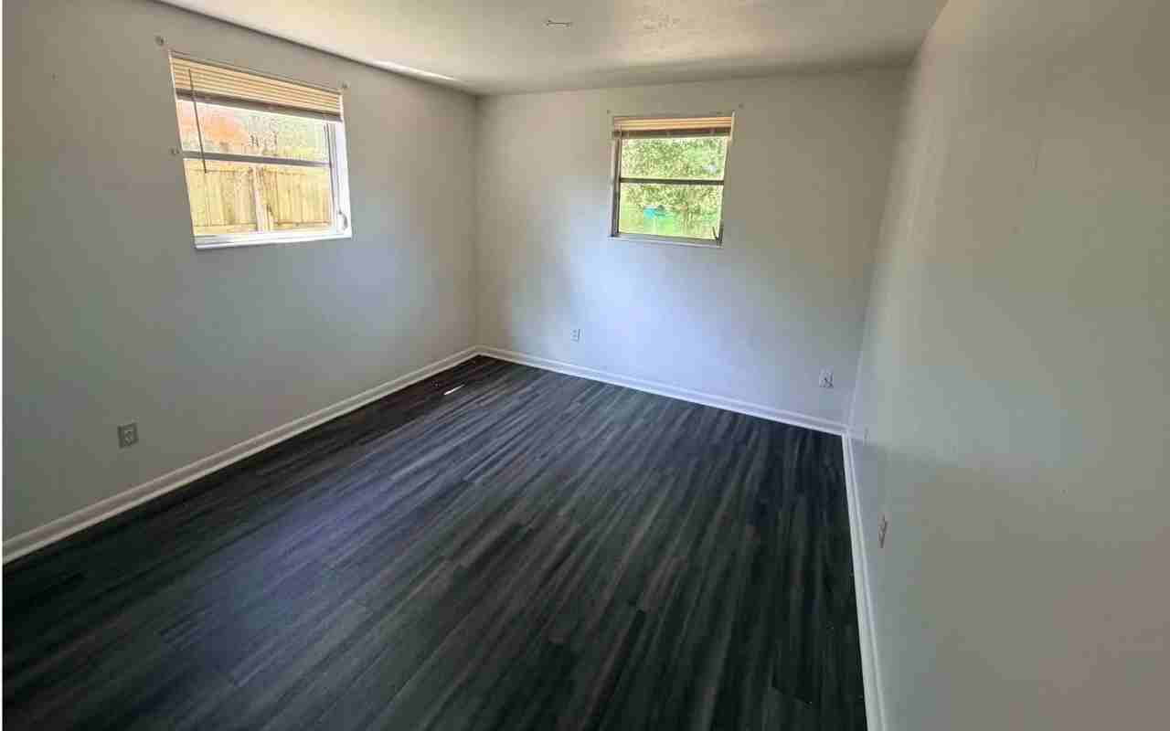 1094 Sw Mcfarlane Ave - Photo 4 of 5