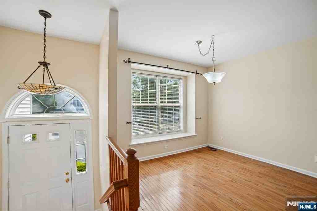 533 Coventry Dr - Photo 5 of 37