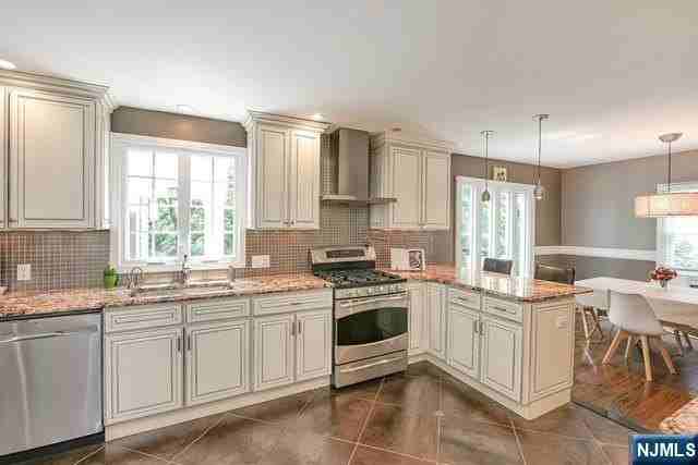 66 Glen Blvd - Photo 3 of 19
