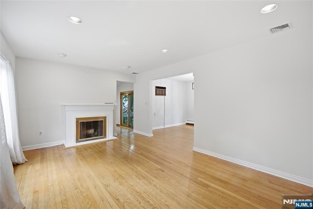 557 Monroe Ct - Photo 3 of 21