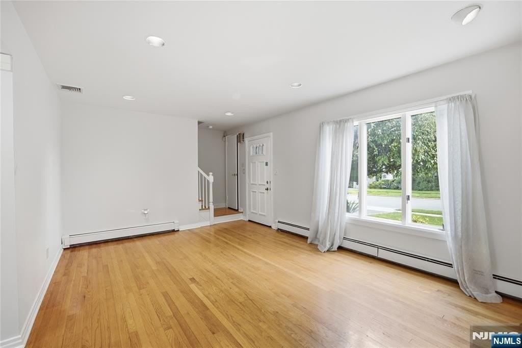 557 Monroe Ct - Photo 4 of 21
