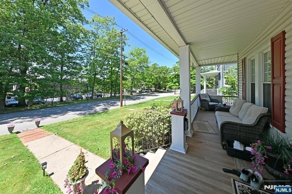 264 Morse Ave - Photo 4 of 28