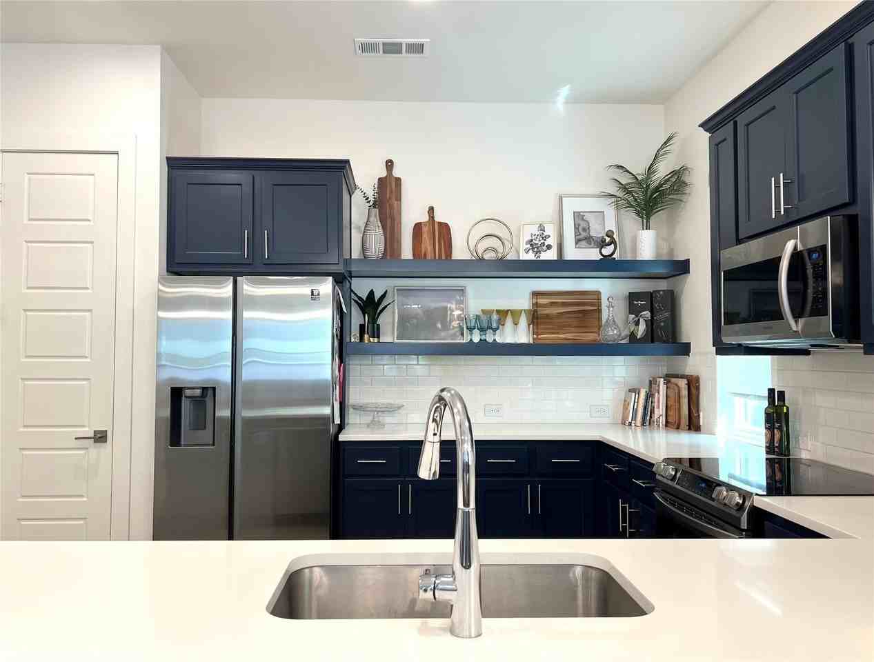 2823 Stanley Ave - Photo 4 of 20