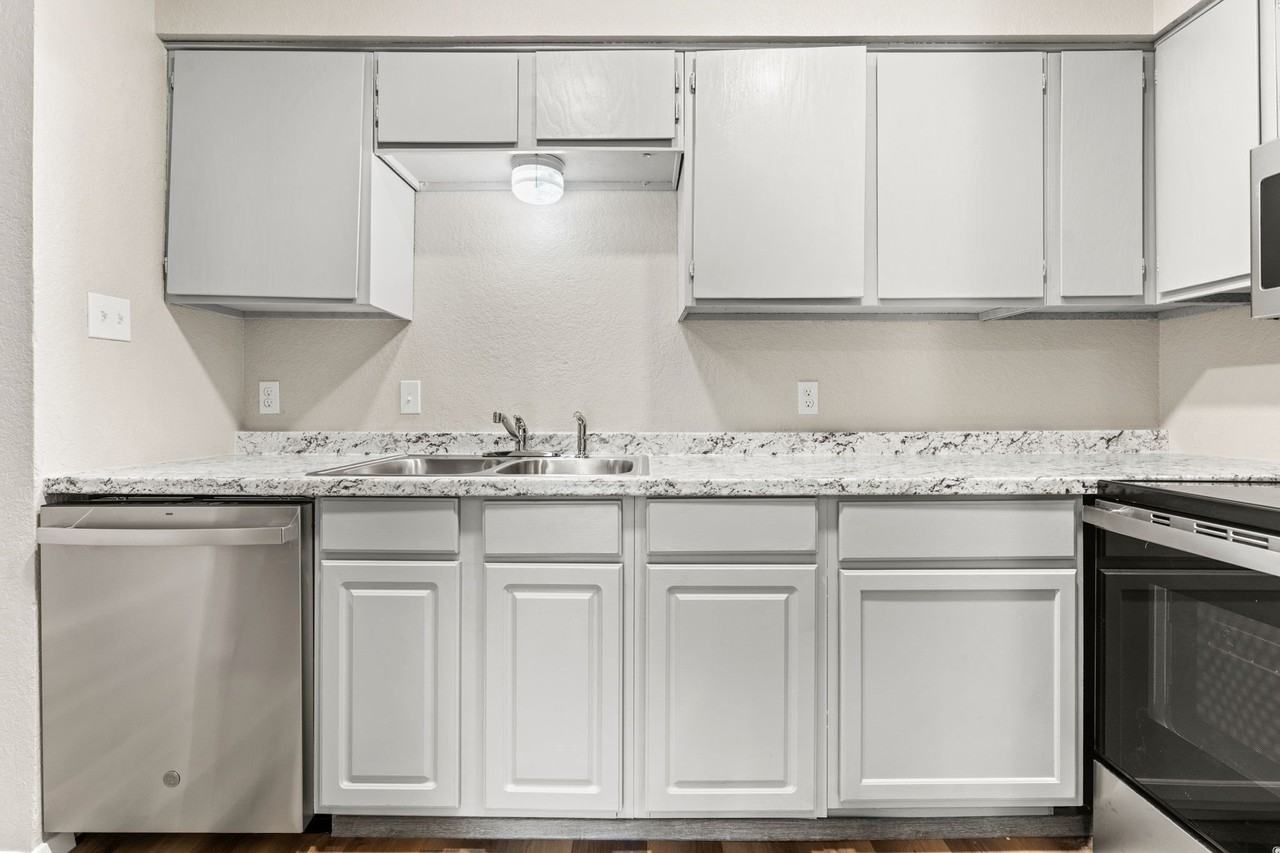 2512 Windy Pine Ln - Photo 2 of 21