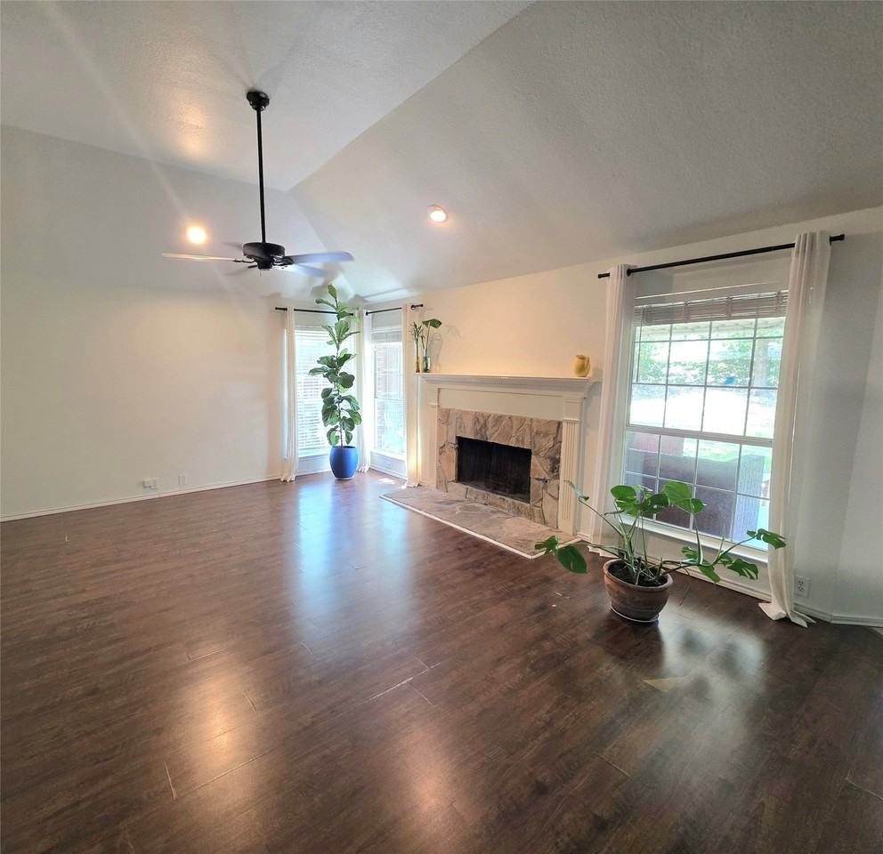 207 Julian Dr - Photo 4 of 24