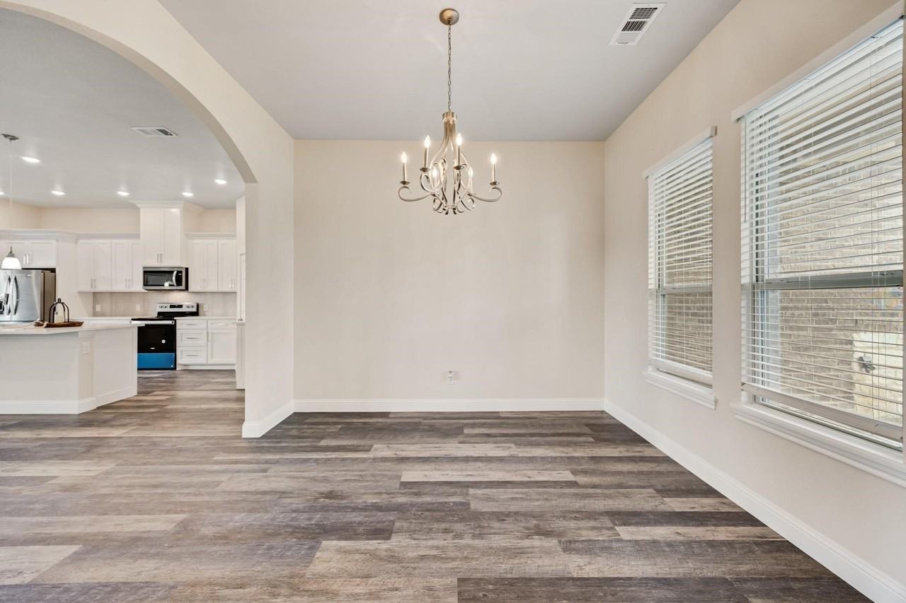 3334 Knight St - Photo 5 of 39