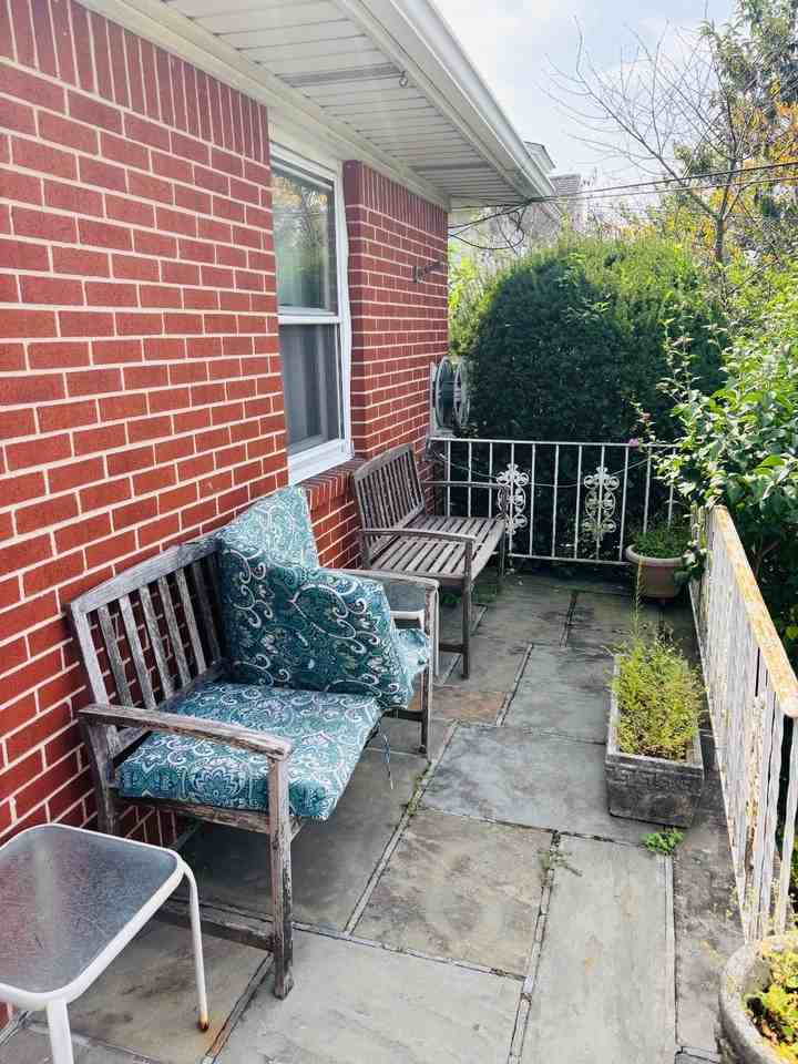 45 Nassau Ave - Photo 5 of 16