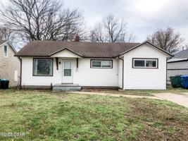 featured image of 3040 E 9th St