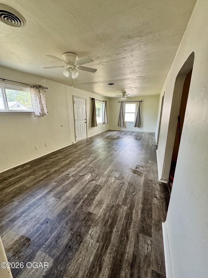 3040 E 9th St - Photo 2 of 12