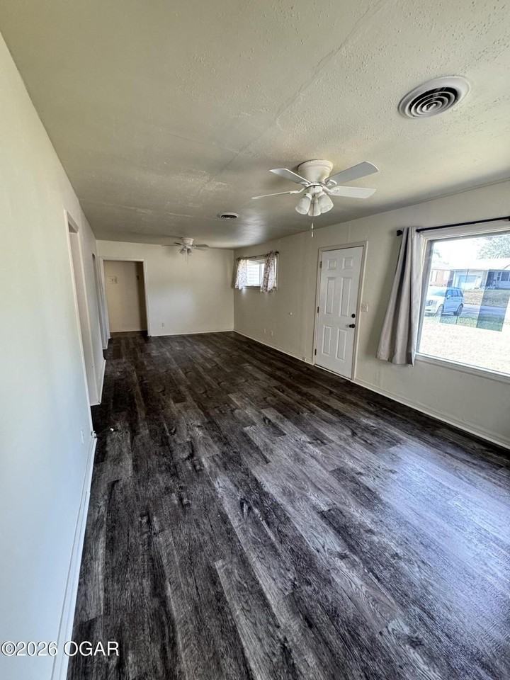 3040 E 9th St - Photo 3 of 12