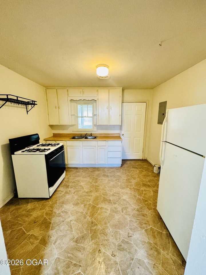 3040 E 9th St - Photo 4 of 12