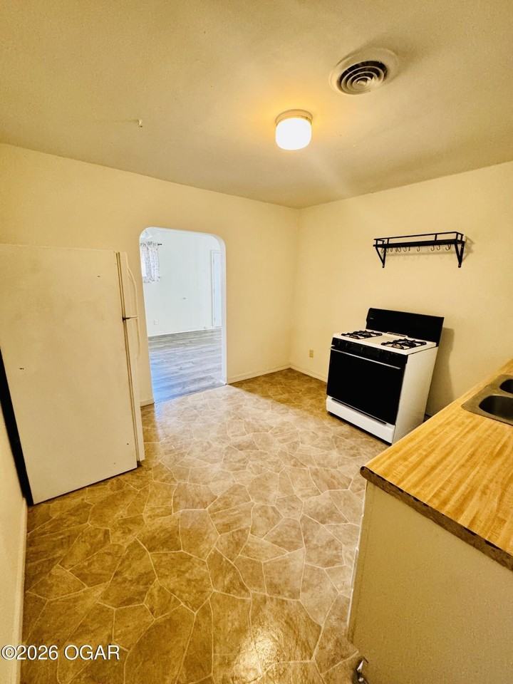 3040 E 9th St - Photo 5 of 12