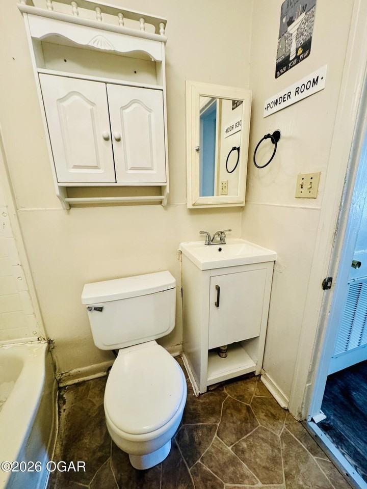 3040 E 9th St - Photo 6 of 12