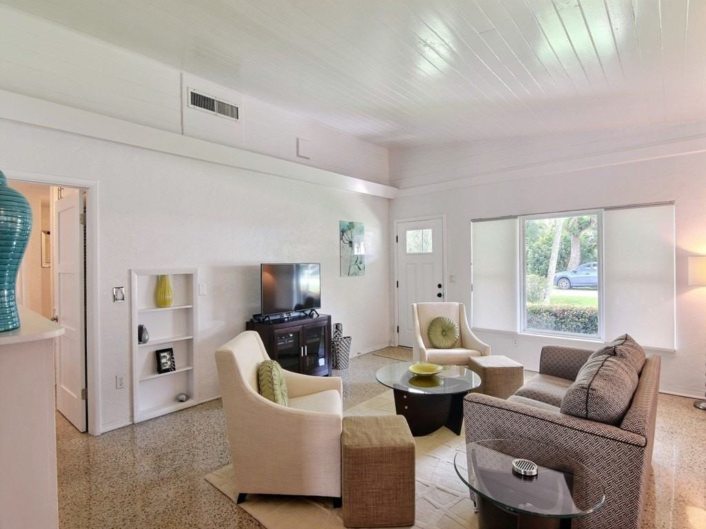 641 Bougainvillea Ln - Photo 4 of 36