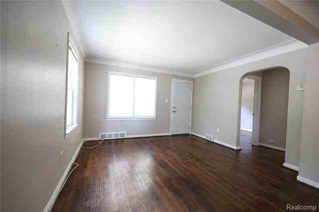 21751 Roslyn Rd - Photo 5 of 18