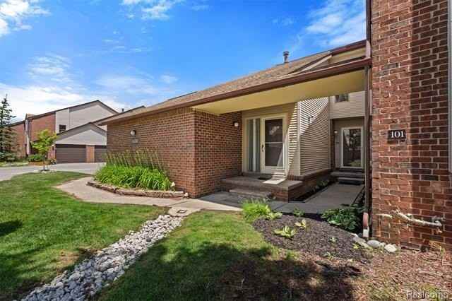 6680 Ridgefield Cir - Photo 2 of 47
