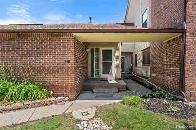 6680 Ridgefield Cir - Photo 3 of 47