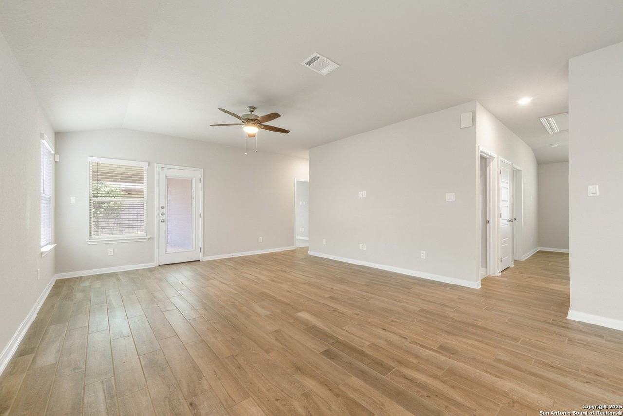 1220 Ella Xing - Photo 6 of 27