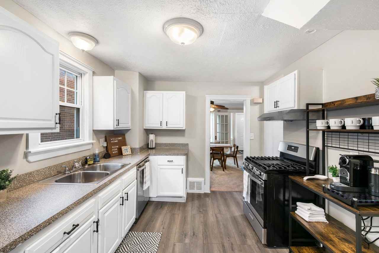 3271 Yorkshire Road - Photo 5 of 42