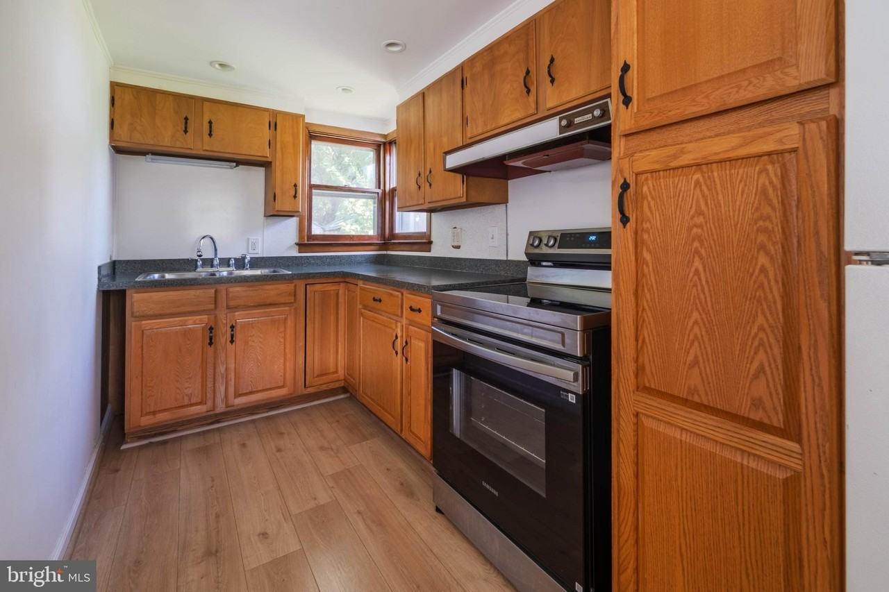 425 Otsego St - Photo 5 of 37
