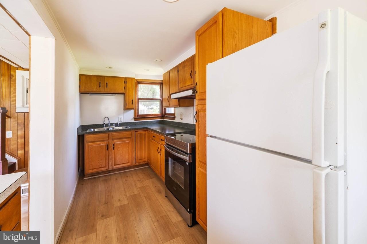425 Otsego St - Photo 6 of 37