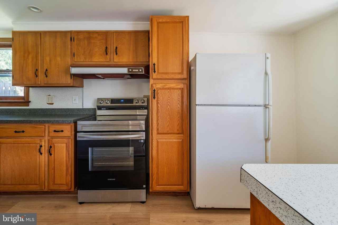 425 Otsego St - Photo 7 of 37