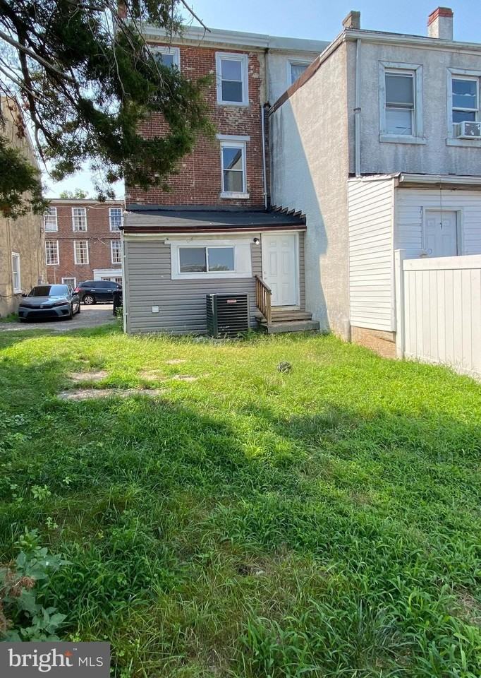 220 Pearl St - Photo 4 of 23