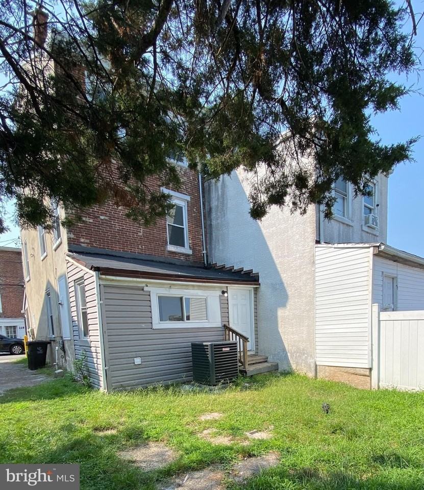 220 Pearl St - Photo 5 of 23