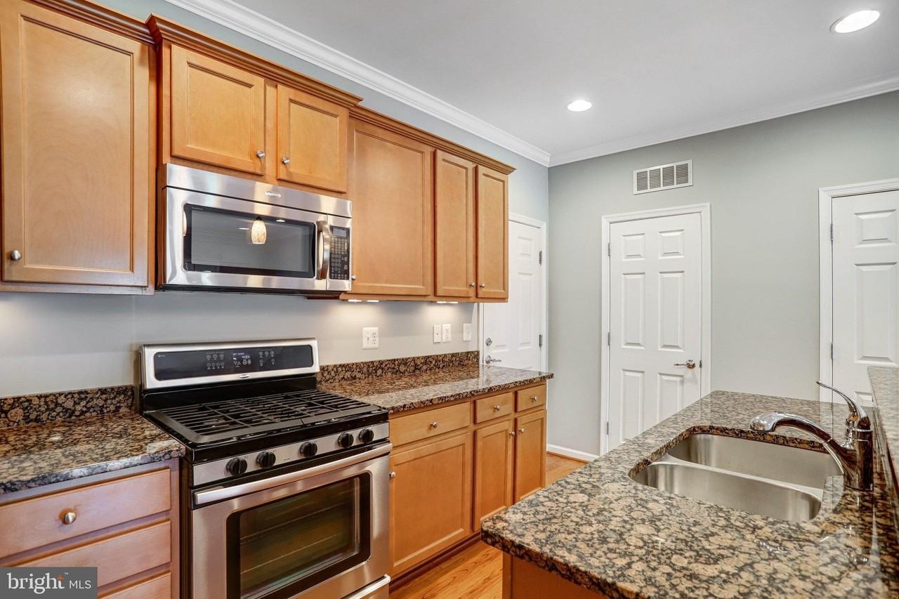 20638 Sibbald Sq - Photo 3 of 36