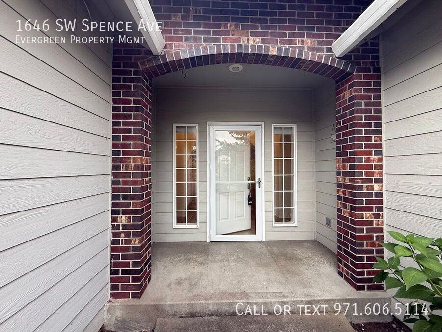 1646 Sw Spence Ave - Photo 3 of 45